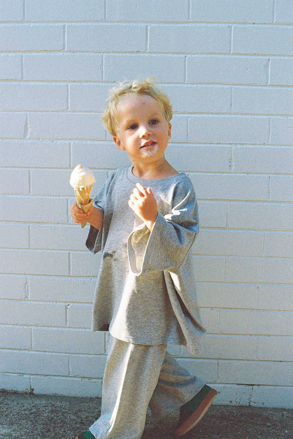 BASE TEE in STONE GREY
