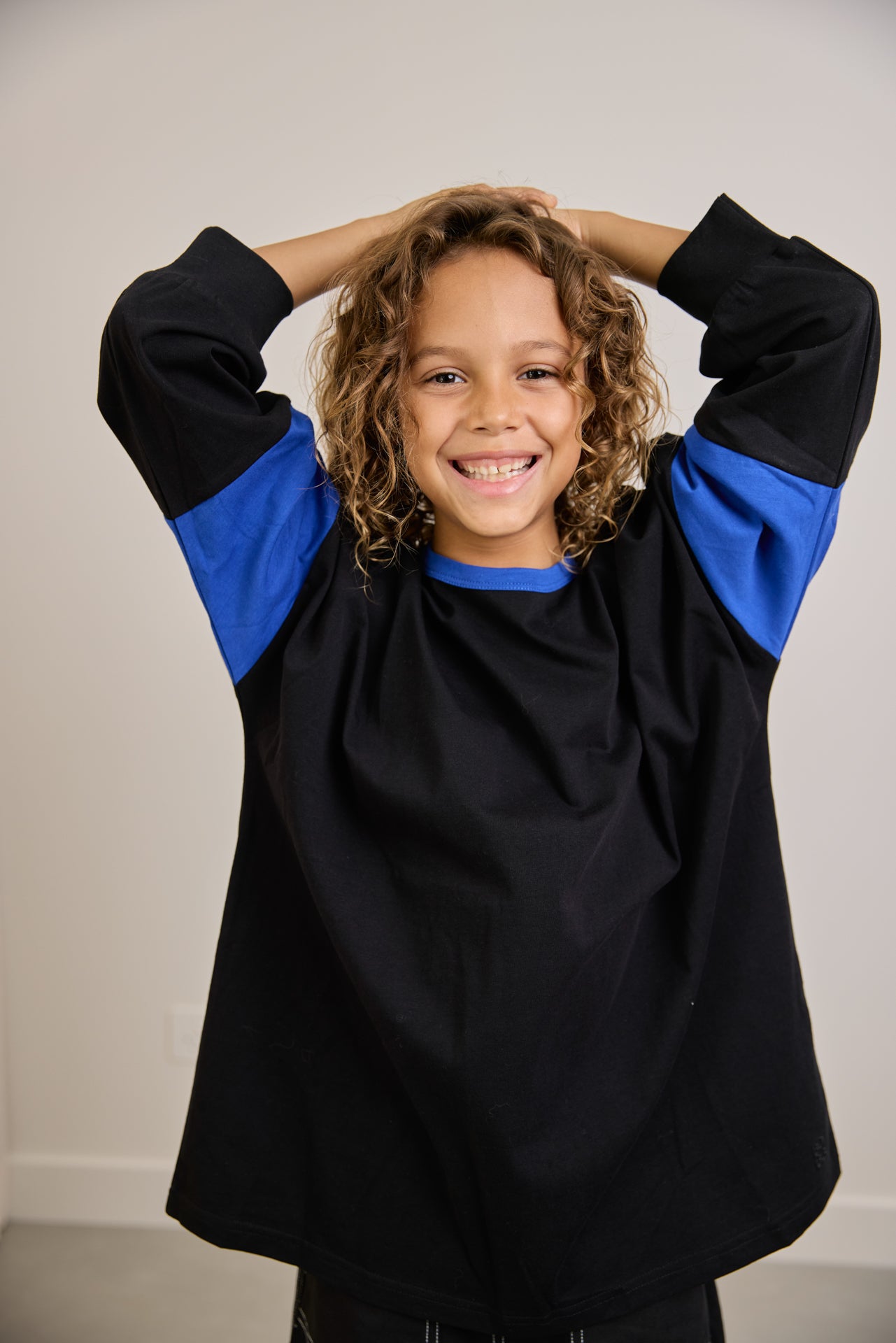 TWO TONE LONG SLEEVE TEE in BLACK/BLUE